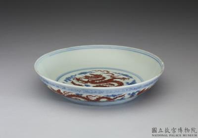 图片[2]-Dish with dragons in overglaze red and waves in underglaze blue, Ming dynasty (1368-1644)-China Archive